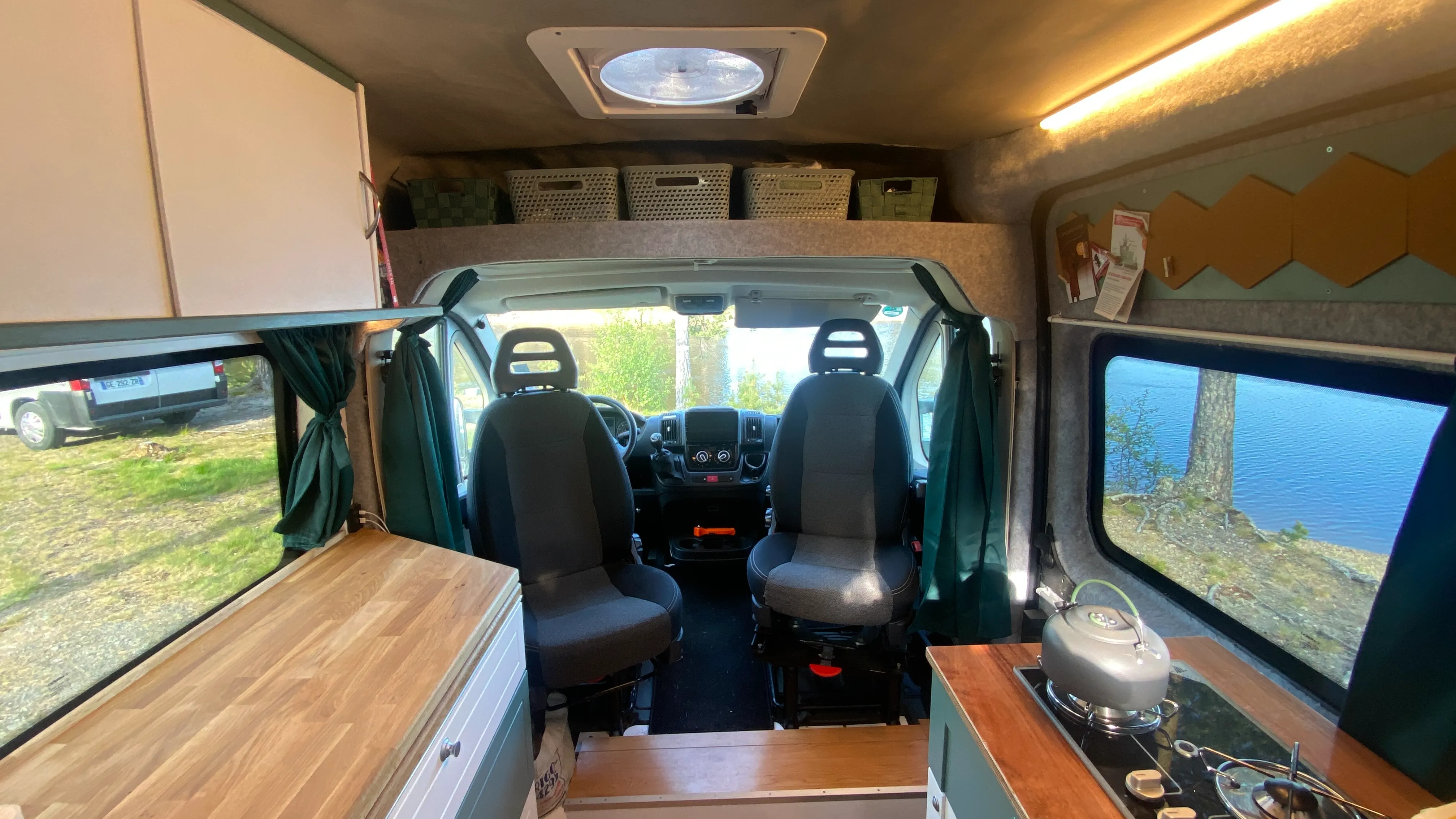 Ruime off grid buscamper - mooi ingebouwd campersverhuur 