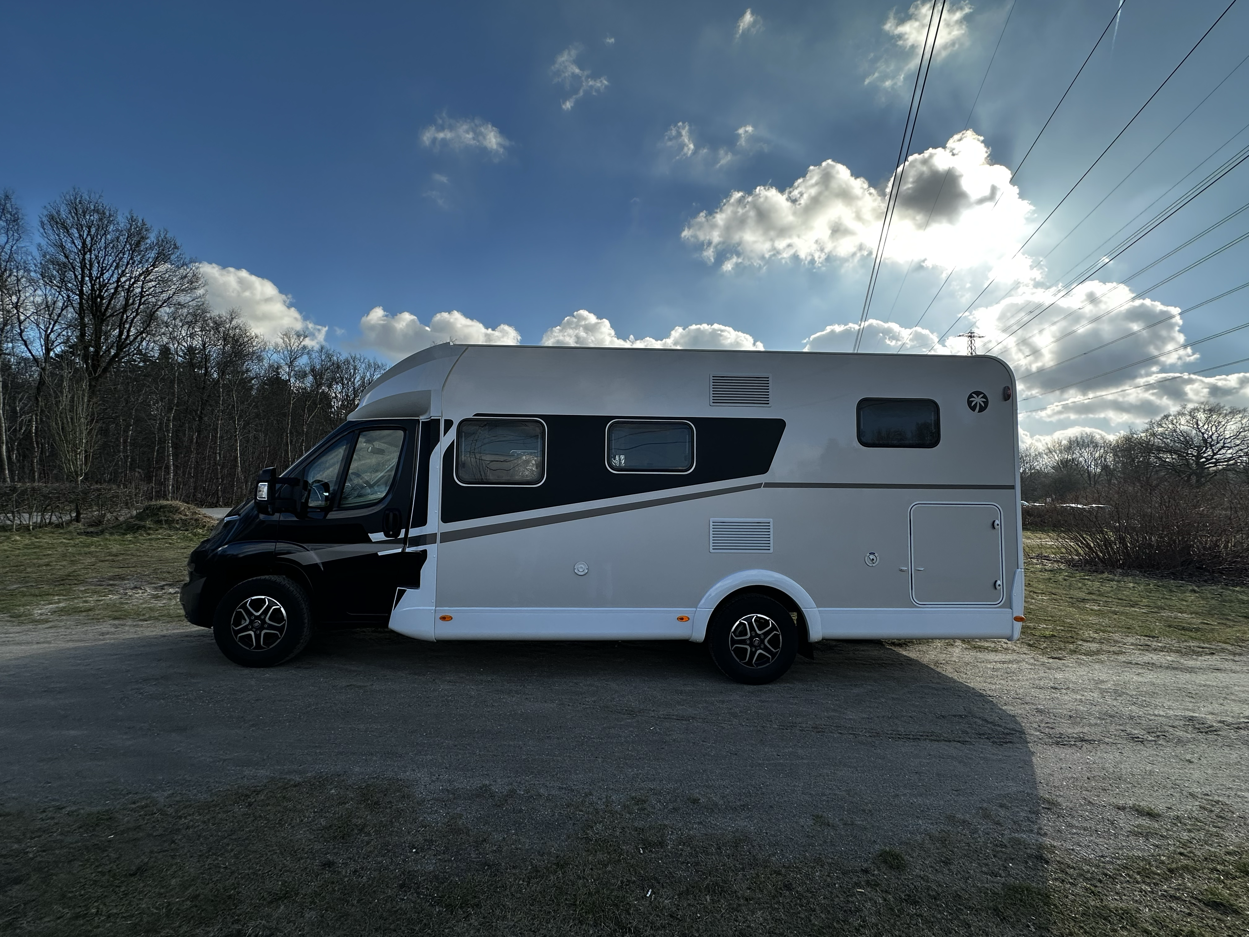 Camper automaat halfintegraal geschikt tot 5 personen campersverhuur 