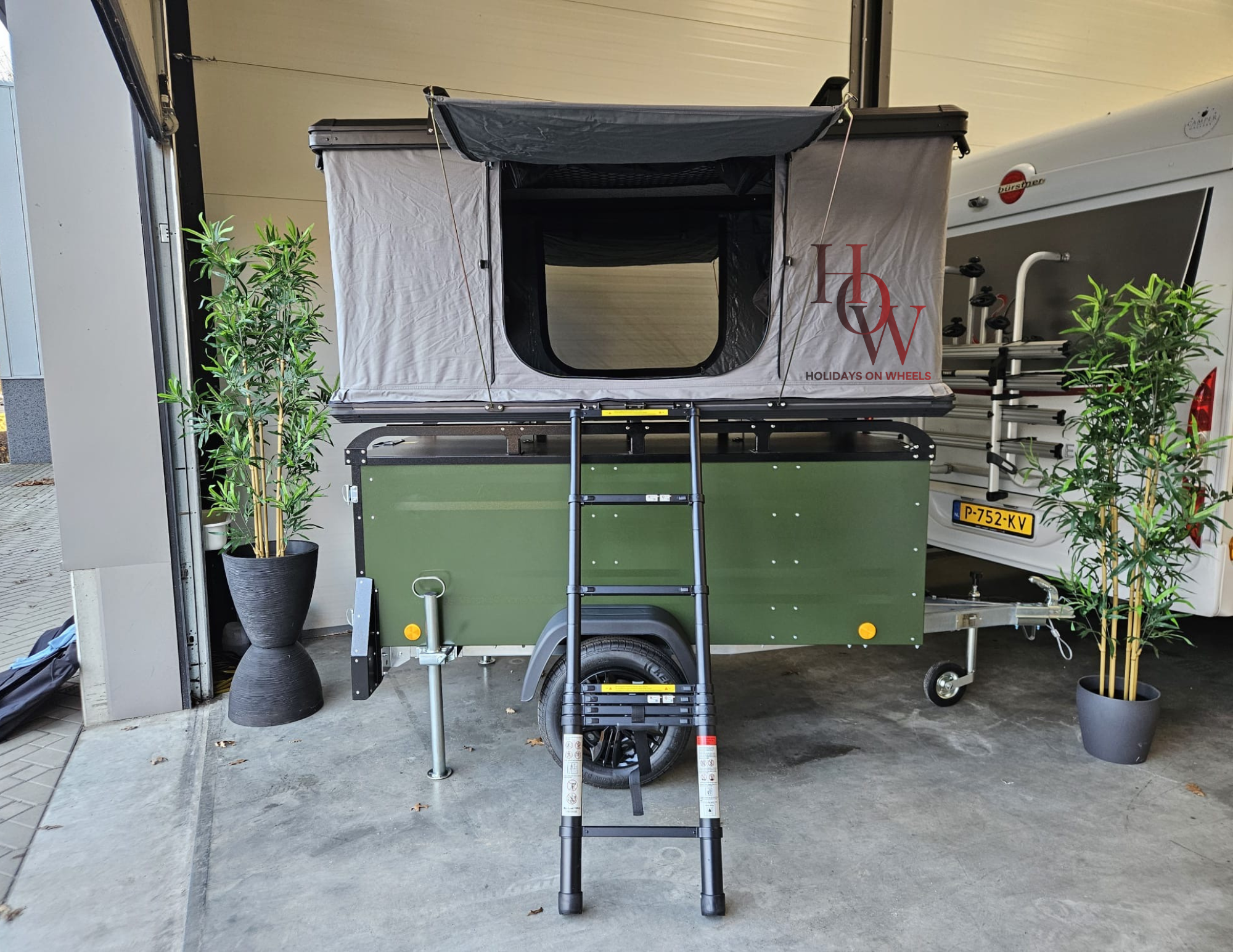 Daktent trailer met Böckmann daktent | HOW | Varengroen campersverhuur 