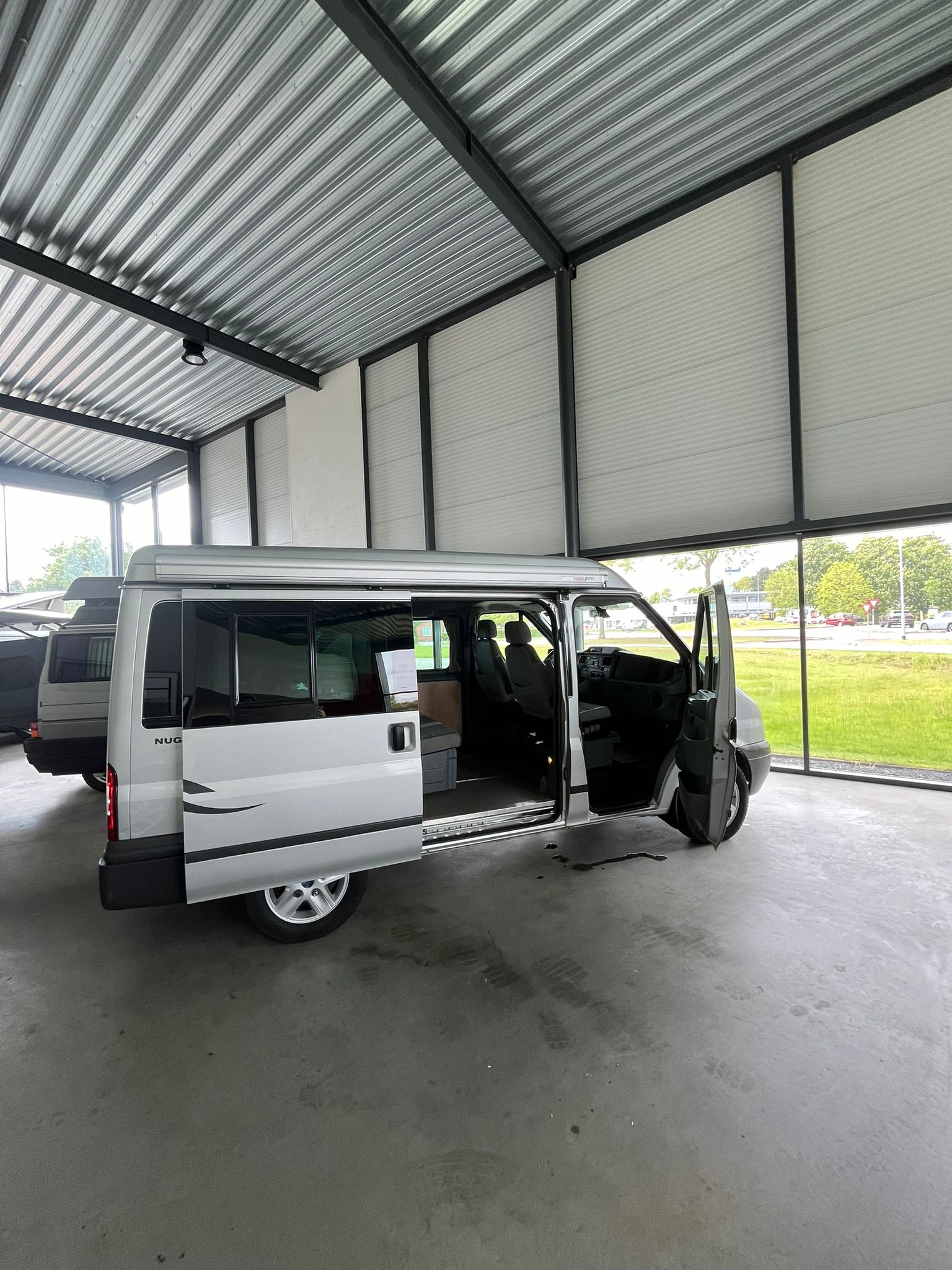 Ford Transit Nugget - Achterkamp (Grijs) campersverhuur 
